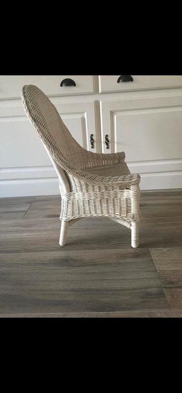Rotan stoeltje beschikbaar voor biedingen