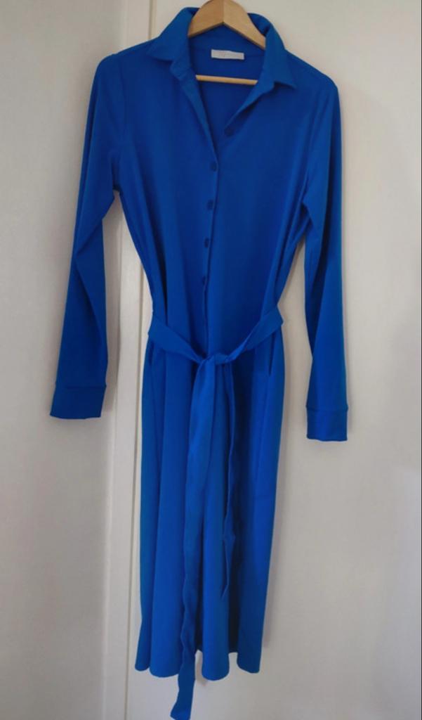 TQ Amsterdam Jurk Maat L - Nauwelijks Gedragen, Kleding | Dames, Jurken, Zo goed als nieuw, Maat 38/40 (M), Blauw, Knielengte