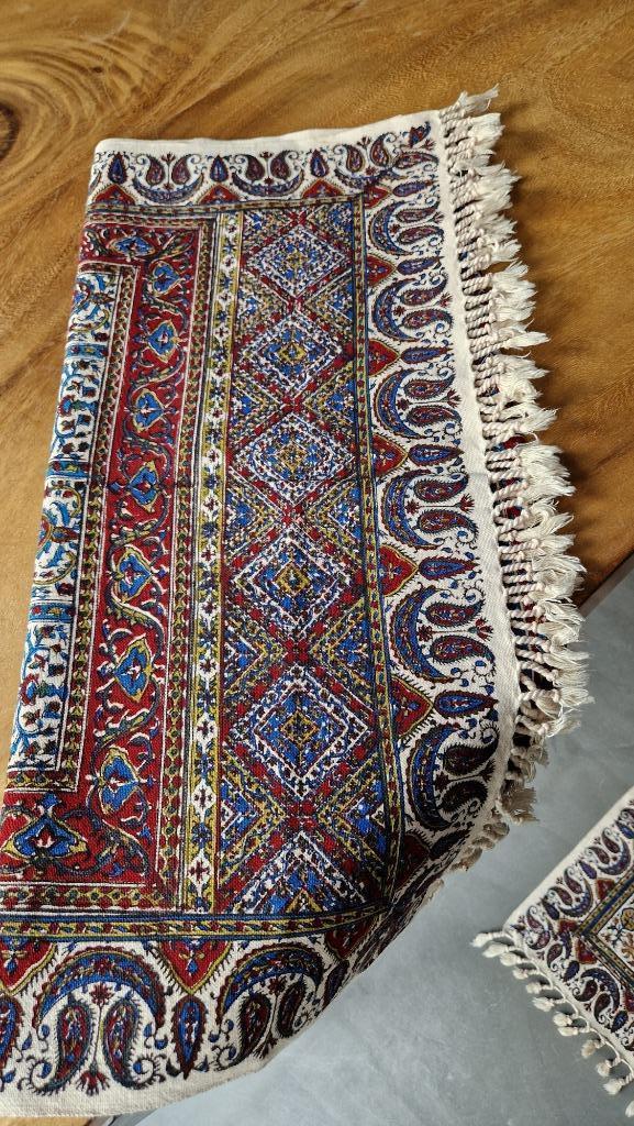 Hand geweven en gedrukte Ghalamkar tafelkleed uit Iran, Huis en Inrichting, Tafelkleden, Nieuw, Rechthoek, Binnen, Ophalen of Verzenden