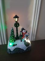 Sneeuwpop met lantaarnpaal kerstdorp., Ophalen of Verzenden, Gebruikt