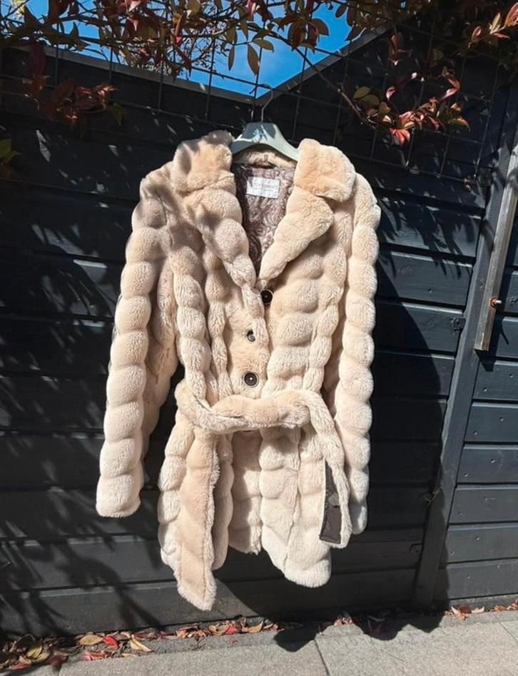 Imitatie bondjas  met riem, Kleding | Dames, Jassen | Winter, Zo goed als nieuw, Maat 42/44 (L), Beige, Ophalen of Verzenden