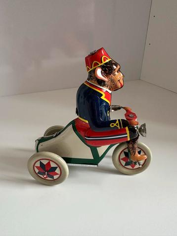 Vintage Kunst Aap op Driewieler beschikbaar voor biedingen