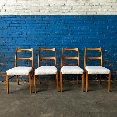 4 Deense vintage stoelen/ nieuwe boucle stof, Huis en Inrichting, Stoelen, Zo goed als nieuw, Vier, Hout, Stof, Ophalen