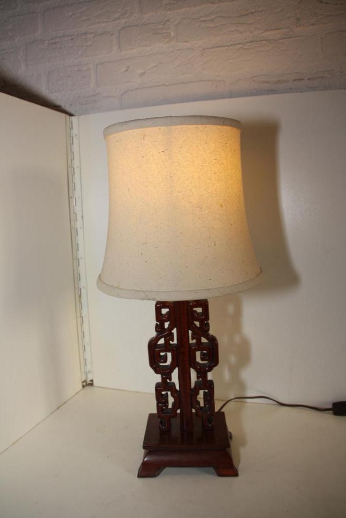 Tafellamp met ronde kap op hardhouten voet., Huis en Inrichting, Lampen | Tafellampen, Minder dan 50 cm, Hout, Ophalen of Verzenden