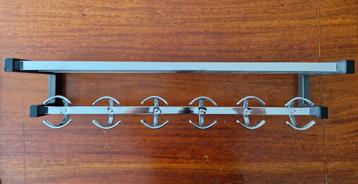 Vintage kapstok met zes dubbele haken en hoedenplank, 1970. beschikbaar voor biedingen