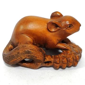 Hardhouten Netsuke van een eekhoorn op een korenaar Japan beschikbaar voor biedingen
