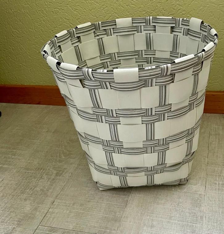 retro prullenmand zwart en wit gevlochten kunststof, Verzamelen, Retro, Overige typen, Ophalen of Verzenden