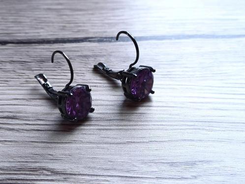 Mooie donkere oorbelletjes met glanzende paarse steen, Sieraden, Tassen en Uiterlijk, Oorbellen, Zo goed als nieuw, Hangers, Overige materialen
