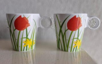 Twee Mepal Flow Fields Flowers kopjes beschikbaar voor biedingen