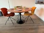 Saarinen Tulip tafel 120cm, blad noten fineer, zwarte voet, Huis en Inrichting, Tafels | Eettafels, Ophalen, Gebruikt, Rond, Vier personen