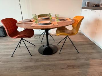 Saarinen Tulip tafel 120cm, blad noten fineer, zwarte voet beschikbaar voor biedingen