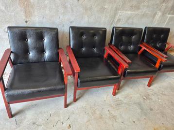 4 dezelfde fauteuils vintage look zwart kunstleer met hout beschikbaar voor biedingen