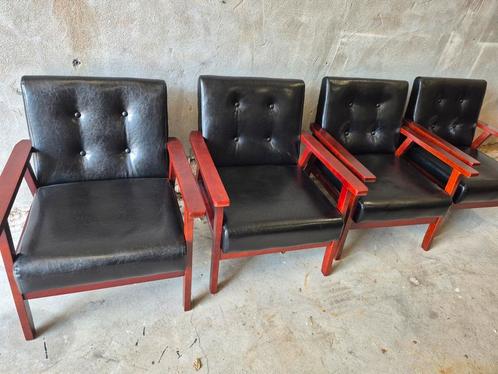4 dezelfde fauteuils vintage look zwart kunstleer met hout, Huis en Inrichting, Fauteuils, Zo goed als nieuw, Hout, 50 tot 75 cm