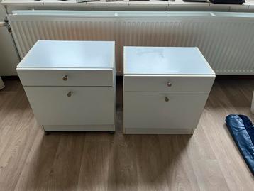 2 Nachtkastjes: 1 met, 1 zonder wielen gratis ophalen beschikbaar voor biedingen