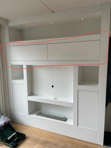 Hangkast met scharnierdeuren (alleen deel in rode markering) beschikbaar voor biedingen