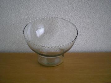 EEN GLAZEN SCHAAL met GEKARTELDE RAND in PERFECTE STAAT  beschikbaar voor biedingen