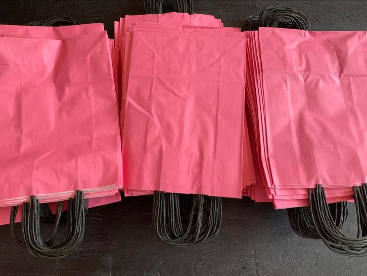 Papieren tasjes roze (32x22x10) 150 stuks, Hobby en Vrije tijd, Overige Hobby en Vrije tijd, Nieuw, Ophalen of Verzenden