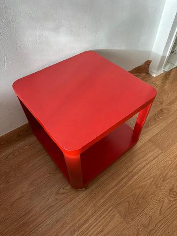 Red side table beschikbaar voor biedingen