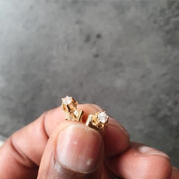 18 karaat 750 oorstekers knopjes met sirkonia  beschikbaar voor biedingen