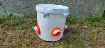 Voeremmer 20 liter met deksel en handvat beschikbaar voor biedingen