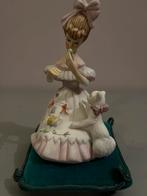 Vintage Porseleinen Beeldje Dame met Hond, Verzamelen, Beelden en Beeldjes, Ophalen, Zo goed als nieuw, Mens