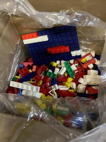 Plastic bouwblokken beschikbaar voor biedingen