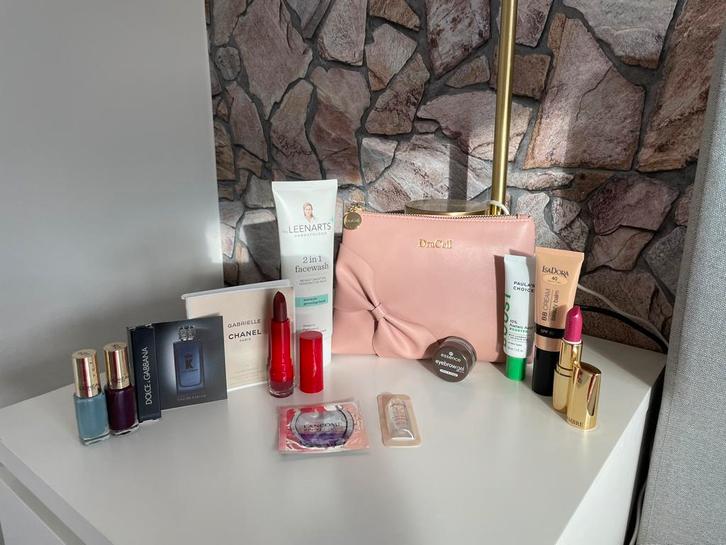DraCell toilettas gevuld met diverse cosmetica en een parfum, Sieraden, Tassen en Uiterlijk, Toilettassen, Nieuw, Ophalen of Verzenden