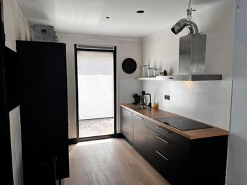 Moderne complete keuken met inbouwapparatuur beschikbaar voor biedingen