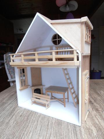Nieuw houten poppenhuisje te koop beschikbaar voor biedingen