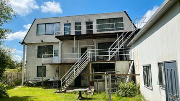 Te Koop appartementen gebouw met grote loods aan het water beschikbaar voor biedingen