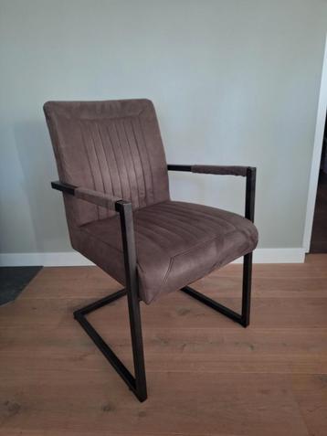 4 nette eetkamerstoelen  beschikbaar voor biedingen