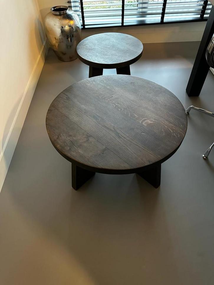 2 RONDE-MASSIEVE, EIKENHOUTEN SALONTAFELS. Op 4 Poten., Huis en Inrichting, Tafels | Salontafels, Zo goed als nieuw, Minder dan 50 cm