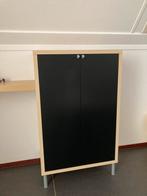 Kastje op pootjes van IKEA met zwarte deurtjes, Huis en Inrichting, Ophalen, 100 tot 150 cm, 50 tot 100 cm, Zo goed als nieuw
