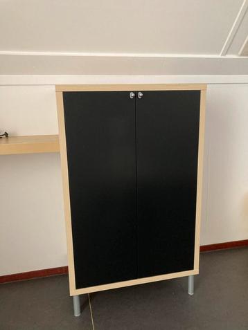 Kastje op pootjes van IKEA met zwarte deurtjes beschikbaar voor biedingen