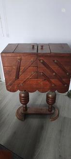 Antieke harmonica naaikist op sierlijke voet, Ophalen