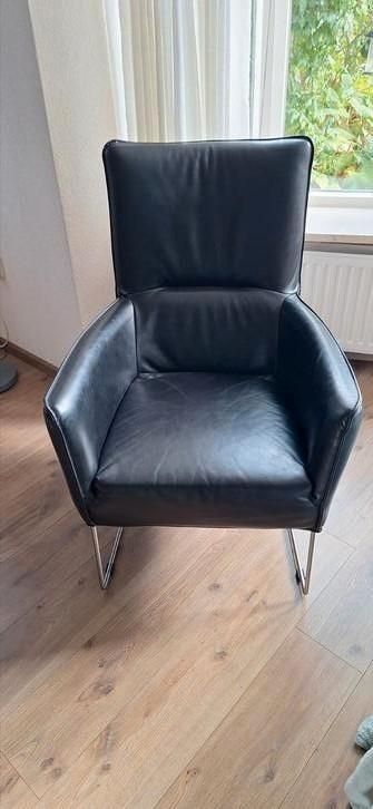 Zwart leren fauteuil  beschikbaar voor biedingen