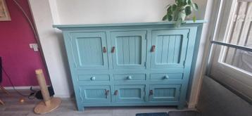 Vintage kast, opgepimpt met kleur en grepen beschikbaar voor biedingen