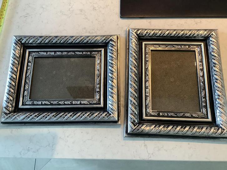 2 Fotolijstjes 13x18 cm - Zilverkleurig, Huis en Inrichting, Woonaccessoires | Lijsten, Gebruikt, Minder dan 50 cm, Overige materialen