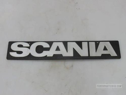 Scania 1368246 Logo spatbord, Auto-onderdelen, Vrachtwagen-onderdelen, Scania, Carrosserie en Plaatwerk, Gebruikt, Ophalen