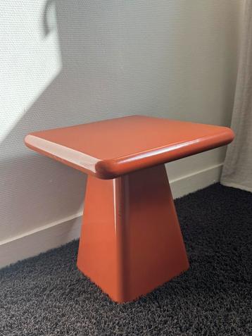 Bijzettafeltje beschikbaar voor biedingen