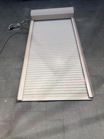 creme/beige electrisch deur rolluik br.1.03 x 2.30 mtr hoog  beschikbaar voor biedingen