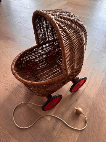 Rieten poppenwagentje (vintage) beschikbaar voor biedingen