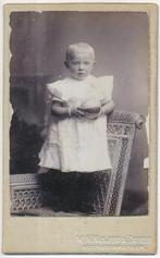 Foto - Fotograaf: W.G. Kuijer en Zonen, Peuter staande op, Ophalen of Verzenden, Voor 1940, Gebruikt, Foto