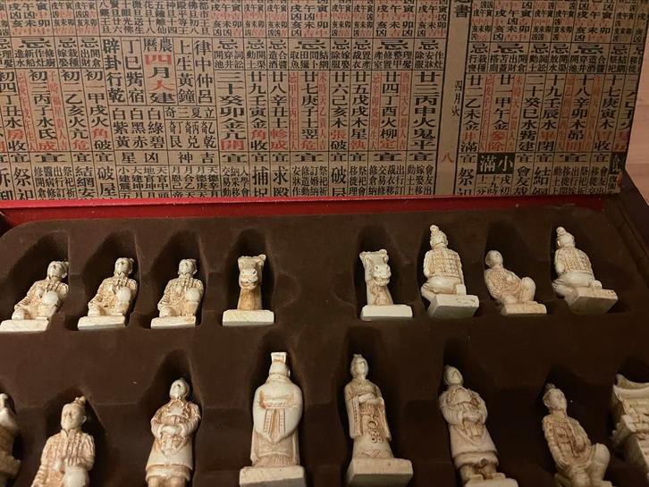 Chinees Schaakspel met moie houten doos, Antiek en Kunst, Antiek | Overige Antiek, Ophalen