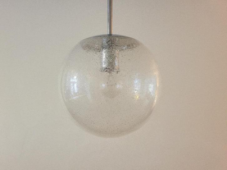 Vintage Peill & Putzler Globe, 1970, Huis en Inrichting, Lampen | Hanglampen, Gebruikt, Minder dan 50 cm, Glas, Metaal, Ophalen of Verzenden