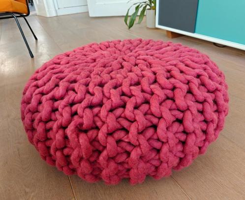 Roze-rode Urchin poef, Christien Meindertsma 60*25cm, Huis en Inrichting, Banken | Voetenbanken en Poefen, Gebruikt, 50 tot 75 cm