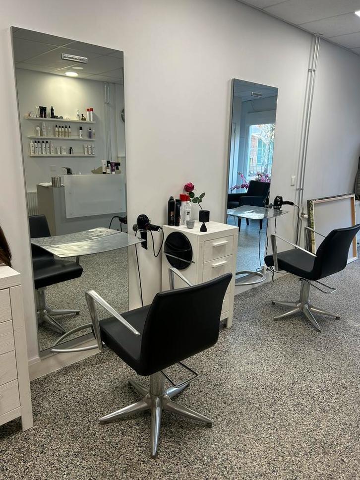 Te koop kappersstoel en spiegel per set, evt ook 2 mogelijk, Huis en Inrichting, Stoelen, Gebruikt, Twee, Leer, Metaal, Zwart