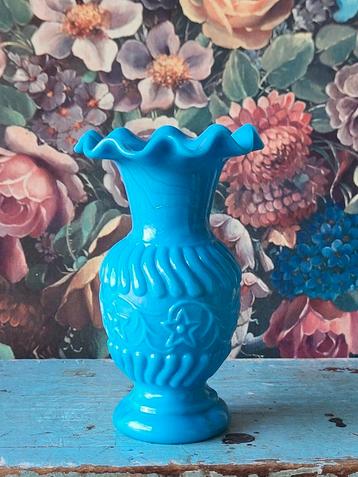 Blauw melkglazen vaasje Toen was geluk beschikbaar voor biedingen