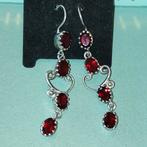 Vintage lange oorbel met rode zirkonia, Sieraden, Tassen en Uiterlijk, Oorbellen, Ophalen of Verzenden, Zo goed als nieuw, Rood