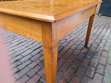 Grote tafel of buro met Lades beschikbaar voor biedingen